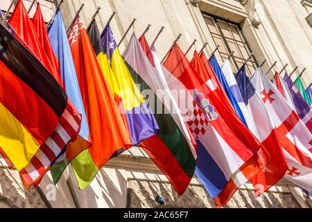 Ancien palais impérial Hofburg. En ce moment résidence du président autrichien, l'affichage de drapeaux internationaux, Vienne, Autriche Banque D'Images