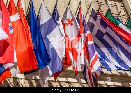 Ancien palais impérial Hofburg. En ce moment résidence du président autrichien, l'affichage de drapeaux internationaux, Vienne, Autriche Banque D'Images