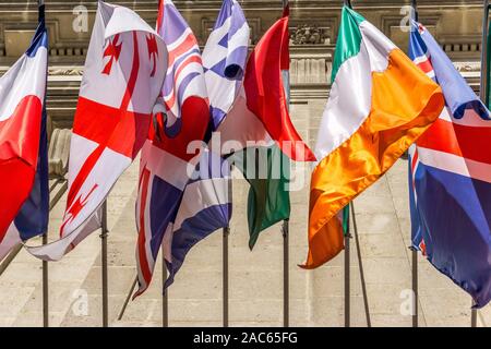Ancien palais impérial Hofburg. En ce moment résidence du président autrichien, l'affichage de drapeaux internationaux, Vienne, Autriche Banque D'Images