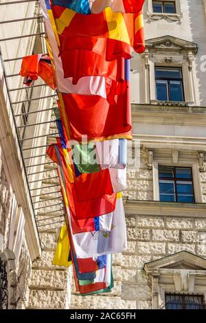 Ancien palais impérial Hofburg. En ce moment résidence du président autrichien, l'affichage de drapeaux internationaux, Vienne, Autriche Banque D'Images