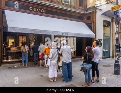 Shoppers queue devant la boutique Gucci, Kohlmarkt, Vienne, Autriche Banque D'Images