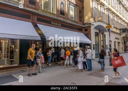 Shoppers queue devant la boutique Gucci, Kohlmarkt, Vienne, Autriche Banque D'Images