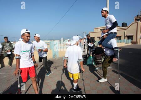 La ville de Gaza, bande de Gaza, territoire palestinien. 1er décembre 2019. Mobilité palestiniens participent à un marathon pour marquer la Journée internationale des personnes handicapées dans la ville de Gaza en décembre. 01, 2019 Credit : Mahmoud Ajjour/APA/Images/fil ZUMA Alamy Live News Crédit : ZUMA Press, Inc./Alamy Live News Banque D'Images