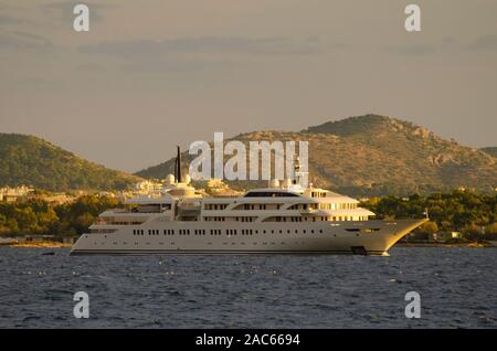 Un super yacht ancré dans Glyfada Athens Grèce Banque D'Images