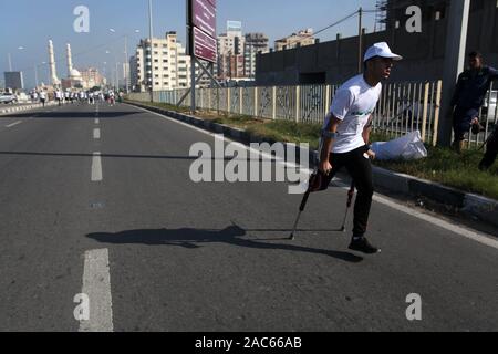 La ville de Gaza, bande de Gaza, territoire palestinien. 1er décembre 2019. Mobilité palestiniens participent à un marathon pour marquer la Journée internationale des personnes handicapées dans la ville de Gaza en décembre. 01, 2019 Credit : Mahmoud Ajjour/APA/Images/fil ZUMA Alamy Live News Crédit : ZUMA Press, Inc./Alamy Live News Banque D'Images