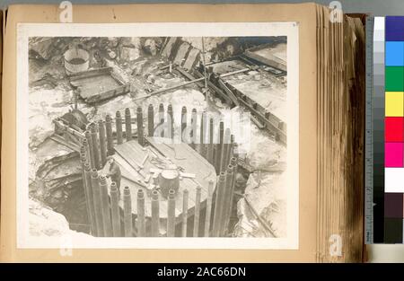 Pression du tuyau ondulé Hudson tunnel colonnes en position en haut de l'arbre de Drainage Les trois colonnes ondulé pas indiquer l'emplacement du gicleur de décompression Durée du contrat 90 20 octobre 1913 une collection de photographies distinct accompagné d'un document dactylographié, classées liste de titres. Le CAC. Hdq. N. 2025 ; Hudson tunnel de pression. Les colonnes du tuyau ondulé en position en haut de l'arbre de drainage. Les trois colonnes ondulé pas indiquer l'emplacement du gicleur de décompression. Durée du contrat 90. Le 20 octobre 1913. Banque D'Images