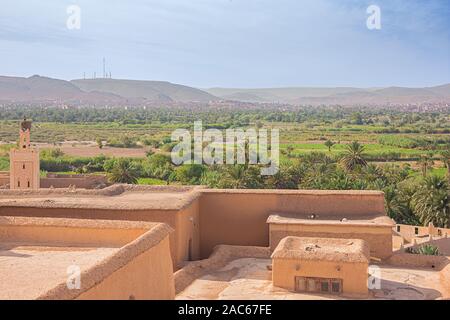 L'oued et la zone derrière la Kasbah de Taourirt à Ouarzazate Banque D'Images