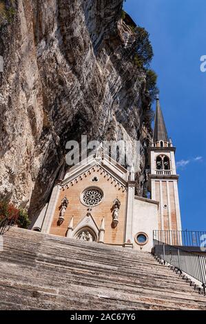 Madonna della Corona, sanctuaire de Notre Dame de la couronne. Construit sur le flanc (le mont Baldo) surplombant la vallée de l'Adige, village Spiazzi Banque D'Images