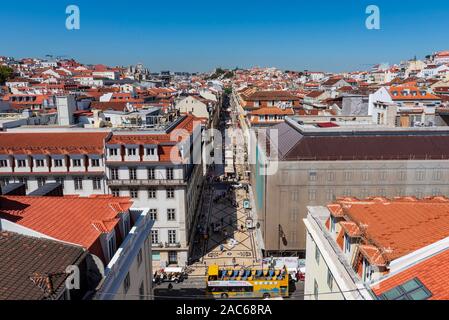 Vue sur la rua Augusta tiré du haut de la voûte. Banque D'Images