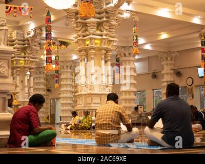 La Malaisie, Temple d'Arulmigu Balathandayuthapani - Octobre 2019:les gens dans le temple2 Banque D'Images