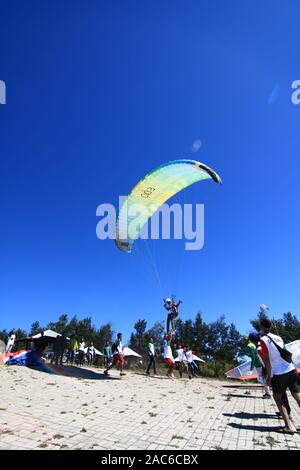 Outre les activités parapente, Puncak Megasari est souvent visité par VTT et piste moto Banque D'Images