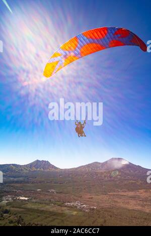 Outre les activités parapente, Puncak Megasari est souvent visité par VTT et piste moto Banque D'Images