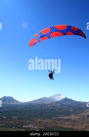 Outre les activités parapente, Puncak Megasari est souvent visité par VTT et piste moto Banque D'Images