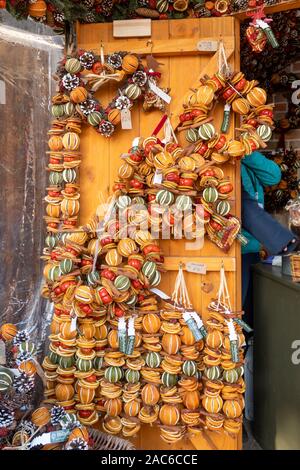 Marché de Noël à Winchester, Hampshire, UK - maket stall aux fruits secs de guirlandes Banque D'Images