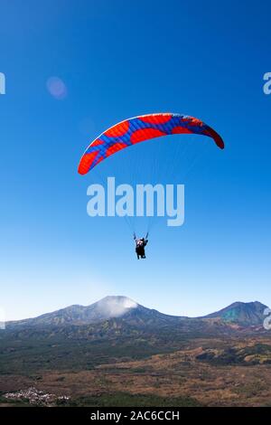 Outre les activités parapente, Puncak Megasari est souvent visité par VTT et piste moto Banque D'Images