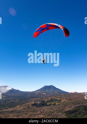 Outre les activités parapente, Puncak Megasari est souvent visité par VTT et piste moto Banque D'Images