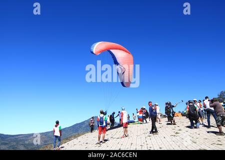 Outre les activités parapente, Puncak Megasari est souvent visité par VTT et piste moto Banque D'Images