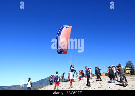 Outre les activités parapente, Puncak Megasari est souvent visité par VTT et piste moto Banque D'Images