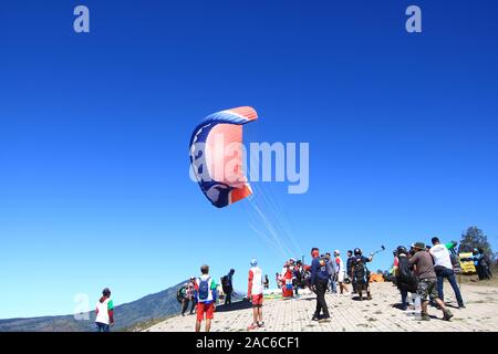 Outre les activités parapente, Puncak Megasari est souvent visité par VTT et piste moto Banque D'Images