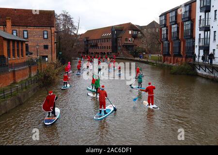 Tonbridge, Kent, Royaume-Uni. 01 décembre 2019. La course de paddleboard du père Noël à la stand up for cancer est un événement caritatif lancé par Jay Manning, un paddle-boarder professionnel, qui a organisé des événements similaires dans tout le pays depuis neuf ans. Cette fois-ci, l'événement se tient sur la rivière Medway à Tonbridge dans le Kent avec un départ de 12 heures, les membres du public sont encouragés à observer cet événement et à en faire un don. © Paul Lawrenson 2019. Crédit photo : Paul Lawrenson/Alay Live News Banque D'Images