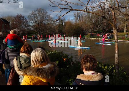 Tonbridge, Kent, Royaume-Uni. 01 décembre 2019. La course de paddleboard du père Noël à la stand up for cancer est un événement caritatif lancé par Jay Manning, un paddle-boarder professionnel, qui a organisé des événements similaires dans tout le pays depuis neuf ans. Cette fois-ci, l'événement se tient sur la rivière Medway à Tonbridge dans le Kent avec un départ de 12 heures, les membres du public sont encouragés à observer cet événement et à en faire un don. © Paul Lawrenson 2019. Crédit photo : Paul Lawrenson/Alay Live News Banque D'Images