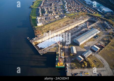 Cale sèche pour l'industrie de la construction navale vue aérienne à une cale sèche à Greenock en Écosse UK Banque D'Images