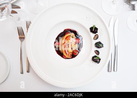 Foie gras plat sur table de restaurant en plongée des tons, droit Banque D'Images