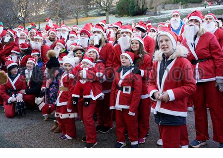 Edinburgh, Ecosse, Royaume-Uni. 1er décembre 2019. La collecte d'Édimbourg en course et marche Santa West Princes Street Gardens, de recueillir des fonds pour les enfants malades pour quand vous voulez sur une étoile de la charité. Credit : Craig Brown/Alamy Live News Banque D'Images