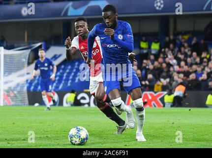 Londres, ANGLETERRE - 5 novembre, 2019 : Fikayo Tomori de Chelsea et Quincy Promes d'Ajax illustré au cours de la 2019-2020 LIGUE DES CHAMPIONS Groupe H match entre Chelsea FC (Angleterre) et l'AFC Ajax (Pays-Bas) à Stamford Bridge. Banque D'Images