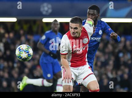 Londres, ANGLETERRE - 5 novembre, 2019 : Dusan Tadic d'Ajax illustré au cours de la 2019-2020 LIGUE DES CHAMPIONS Groupe H match entre Chelsea FC (Angleterre) et l'AFC Ajax (Pays-Bas) à Stamford Bridge. Banque D'Images