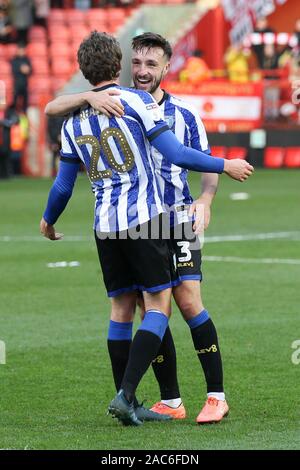 Londres, Royaume-Uni. 30Th Nov, 2019. Adam Portée de Sheffield Wednesday et ex-joueur de Brentford Morgan Fox de Sheffield mercredi la fête au coup de sifflet final au cours de l'EFL Sky Bet match de championnat entre Charlton Athletic et Sheffield Wednesday à La Vallée, Londres, Angleterre le 30 novembre 2019. Photo de Ken d'Étincelles. Usage éditorial uniquement, licence requise pour un usage commercial. Aucune utilisation de pari, de jeux ou d'un seul club/ligue/dvd publications. Credit : UK Sports Photos Ltd/Alamy Live News Banque D'Images