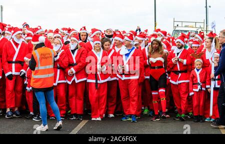 Face à une foule de personnes toutes vêtues comme Père Noël attendant de courir vers le spectateur pour l'événement annuel de charité 'la place sur la course' Pilgrims hospice. Herne Bay, Kent, Angleterre. Banque D'Images