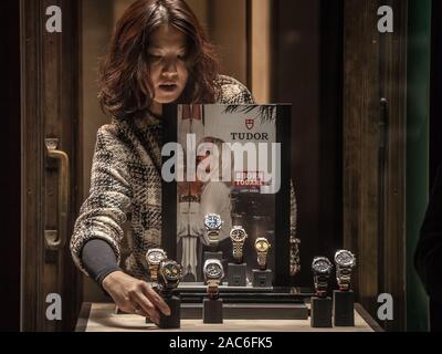 Vienne, Autriche - 6 novembre, 2019 : le réglage d'une montre dans une vitrine avec la boite a bijoux montres Tudor logo. Montres Tudor est un horloger suisse spe Banque D'Images