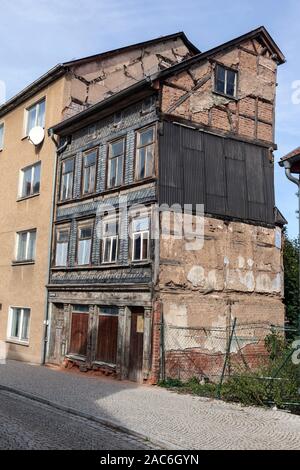 Vieille maison délabrée dans le centre-ville d'Eisenach Banque D'Images