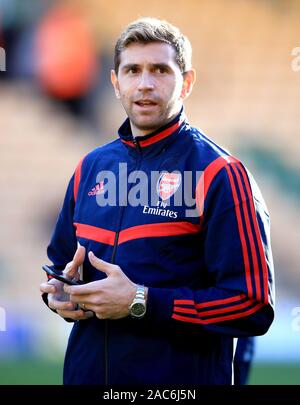 Gardien d'Arsenal Emiliano Martinez arrive en avance sur la Premier League match à Carrow Road, Norwich. Banque D'Images