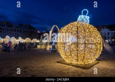 Deutschland, Magdeburg - 30 novembre 2019 : Sur la place de la cathédrale il y a des sculptures de lumière de Noël, qui appartiennent à l'illumination de Noël de Magdebourg Banque D'Images