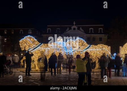 Deutschland, Magdeburg - 30 novembre 2019 : Sur la place de la cathédrale il y a des sculptures de lumière de Noël, qui appartiennent à l'illumination de Noël de Magdebourg Banque D'Images