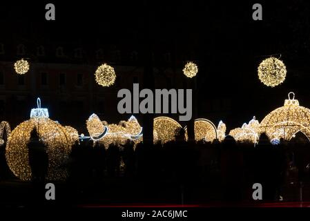 Deutschland, Magdeburg - 30 novembre 2019 : Sur la place de la cathédrale il y a des sculptures de lumière de Noël, qui appartiennent à l'illumination de Noël de Magdebourg Banque D'Images