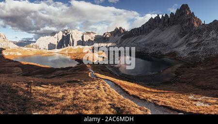 Avec la vallée des lacs dans les majestueuses dolomites en journée ensoleillée. Photo panoramique Banque D'Images
