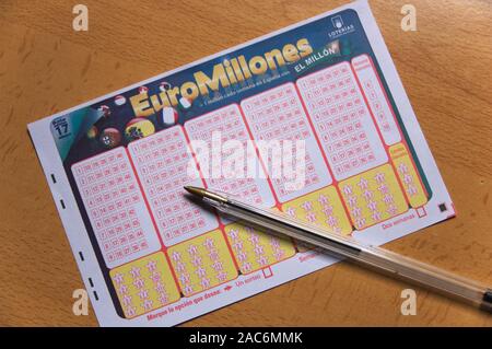 Décembre 2019. L'Espagne. Ticket de l'Euromillions loterie nationale espagnole à côté d'un stylo prêt à être rempli Banque D'Images