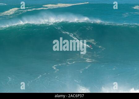 De 20 à 30 mètres (énorme XXL 70-100 pieds) des vagues à la plage Praia do Norte Portugal Nazare Banque D'Images