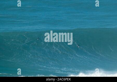 De 20 à 30 mètres (énorme XXL 70-100 pieds) des vagues à la plage Praia do Norte Portugal Nazare Banque D'Images