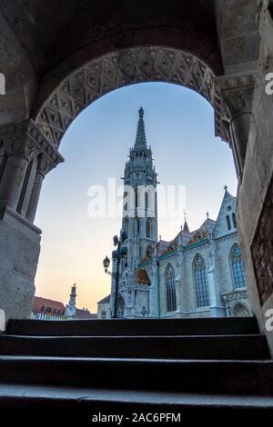 L'église Matthias encadré dans une belle porte Banque D'Images