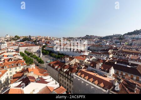 Vue de la Place Rossio (Praça do Rossio), historique de Baixa et Alfama district et au-delà de au-dessus de Lisbonne, Portugal, sur une journée ensoleillée. Banque D'Images