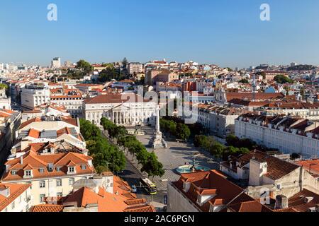 Vue de la Place Rossio (Praça do Rossio) dans le quartier de Baixa et au-delà de au-dessus de Lisbonne, Portugal, sur une journée ensoleillée. Banque D'Images