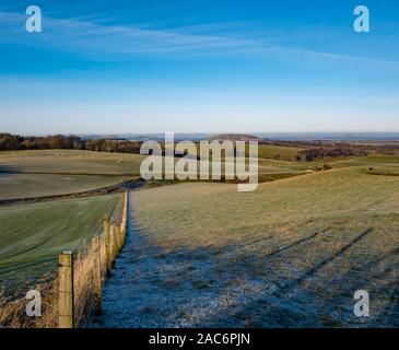 Lammermuir Hills, East Lothian, Scotland, UK. 1er décembre 2019. Météo France : après une nuit très froide le paysage agricole rural est givrée avec la température autour du point de congélation sur une belle journée d'hiver ensoleillée Banque D'Images