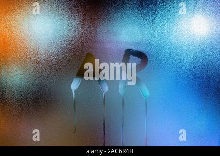 Le mot ar - Réalité augmentée - écrit par doigt humide sur verre avec lumières floues en arrière-plan. Banque D'Images