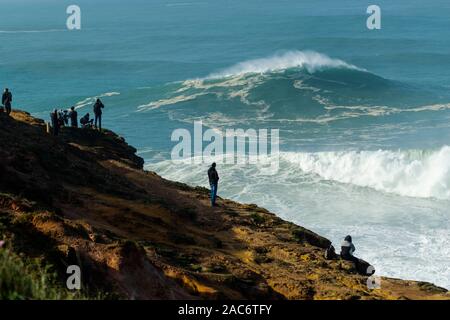 De 20 à 30 mètres (énorme XXL 70-100 pieds) des vagues à la plage Praia do Norte Portugal Nazare Banque D'Images