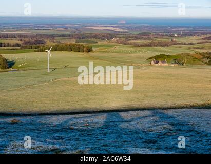 Lammermuir Hills, East Lothian, Scotland, UK. 1er décembre 2019. Météo France : après une nuit très froide le paysage dans la lande est couverte de givre et la température autour de geler sur une belle journée d'hiver ensoleillée avec de longues ombres projetées par le soleil. Voir d'East Lothian paysage agricole agricole tournée vers l'estuaire de la Forth avec une éolienne Banque D'Images