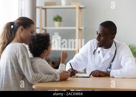 Peu de race mixte garçon mignon de parler à votre médecin. Banque D'Images